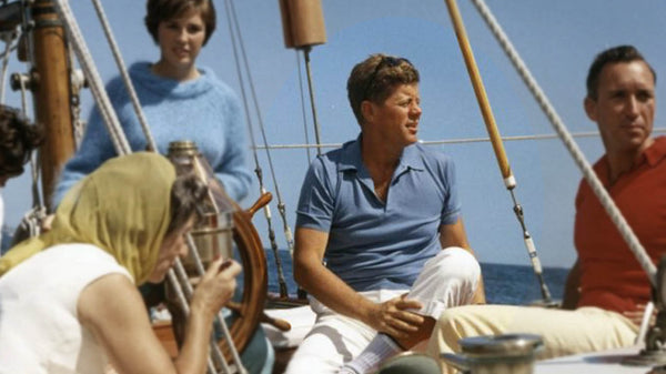 John F. Kennedy indossa una polo<a class="actions-item p-1 js-translation-mark-btn" data-id="867736979">
                                    <i class="material-icons ic-spellcheck"></i></a> 